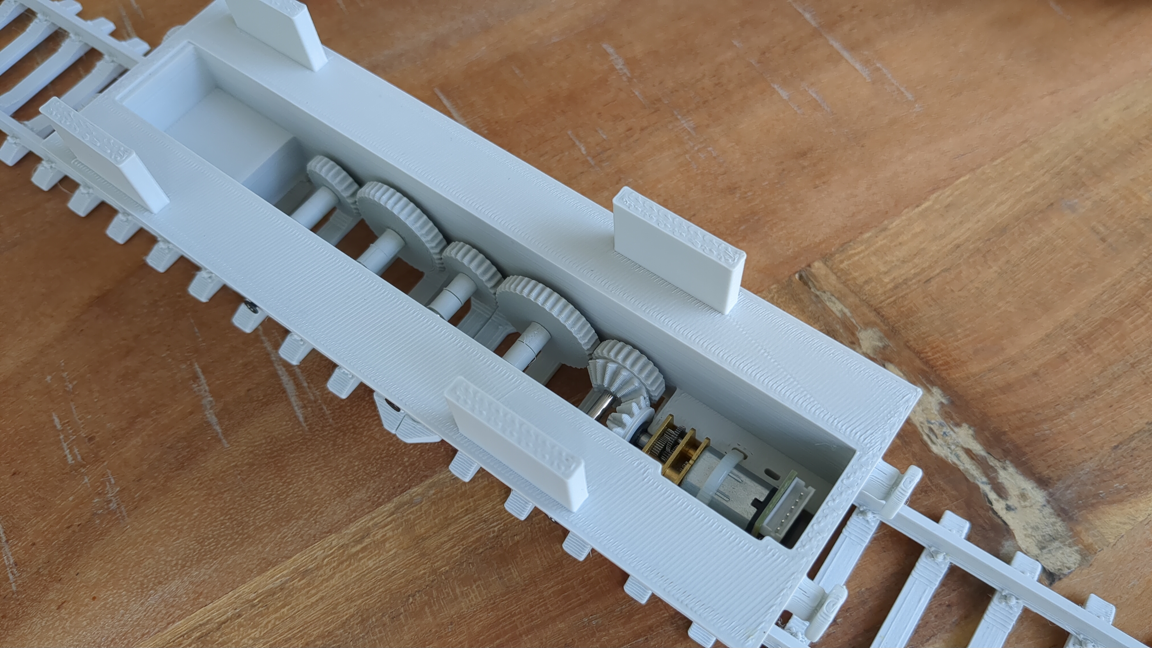 Close up of the gearbox connecting all the wheels to the N20 motor.
